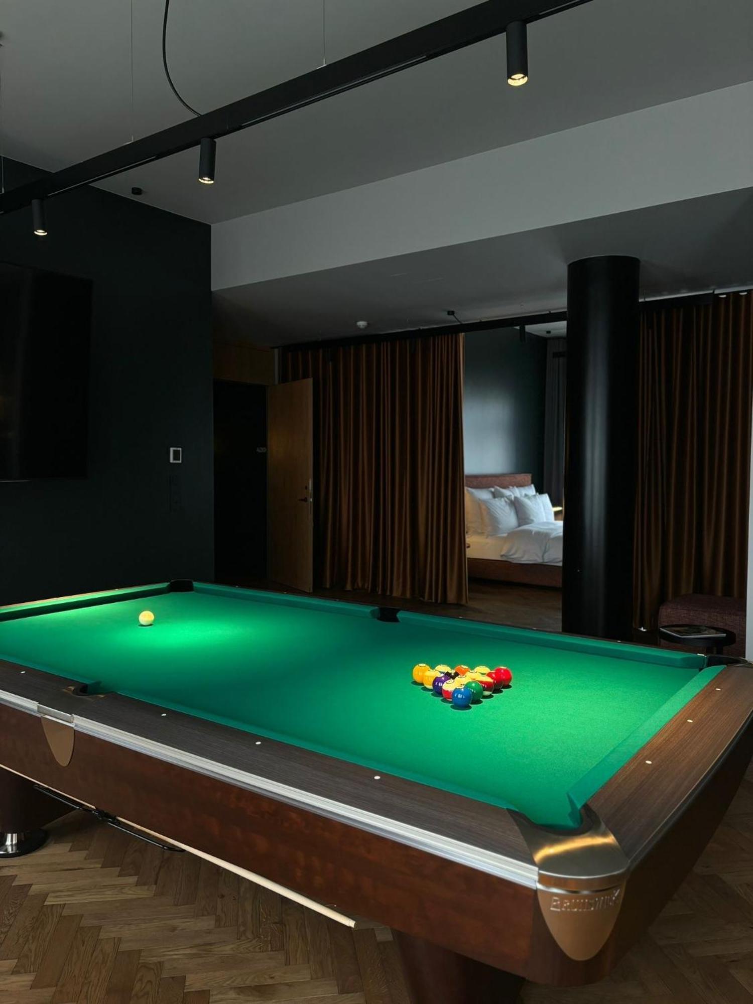 Sly Berlin Otel Dış mekan fotoğraf A pool table