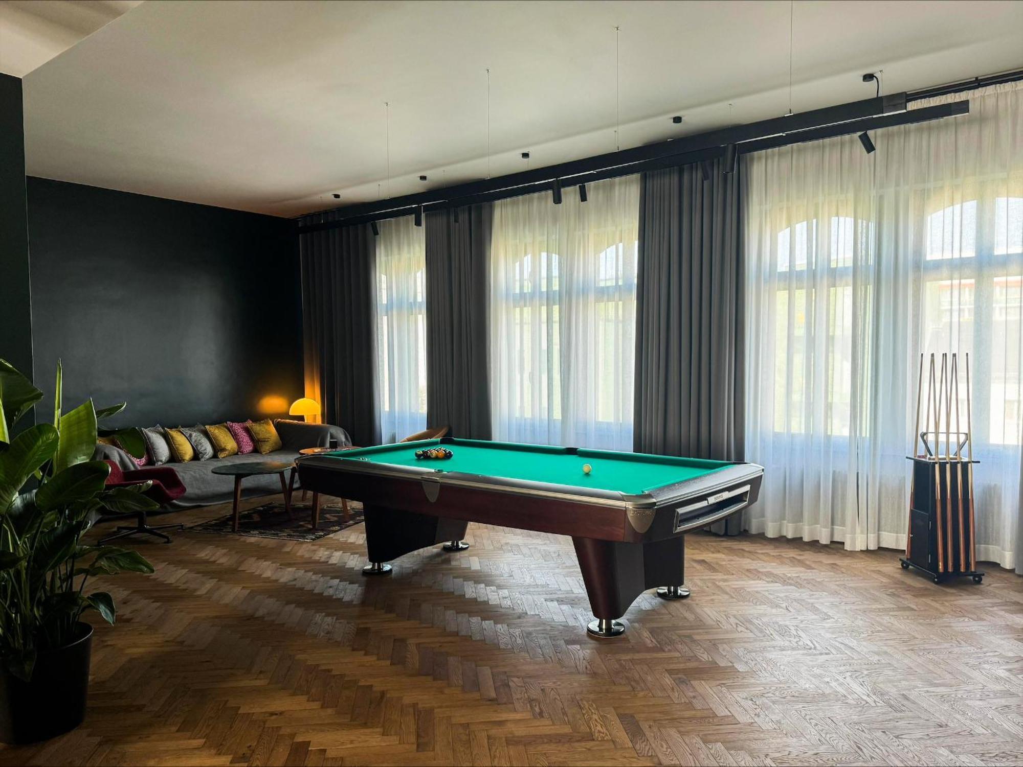 Sly Berlin Otel Dış mekan fotoğraf A pool table in a home