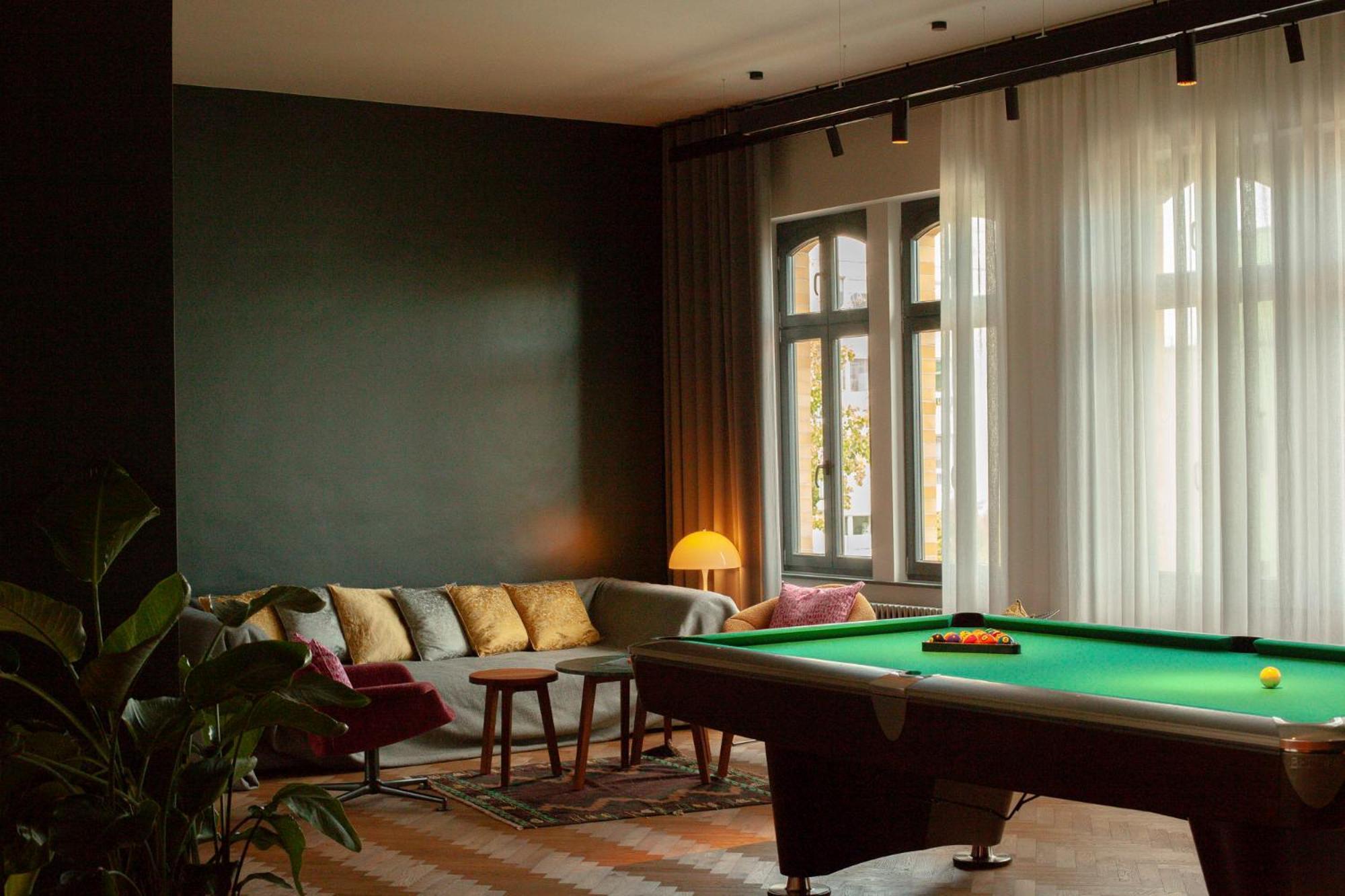 Sly Berlin Otel Dış mekan fotoğraf The Billiard Room